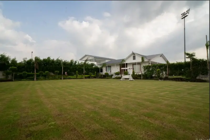 EXCLUSIVE FARMHOUSE IN NOIDA